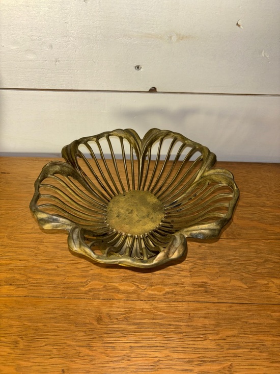 VINTAGE BRASS FRUIT BOWL Gold Tone Pedestal Ornate Metal Dish - Picture 3 of 9